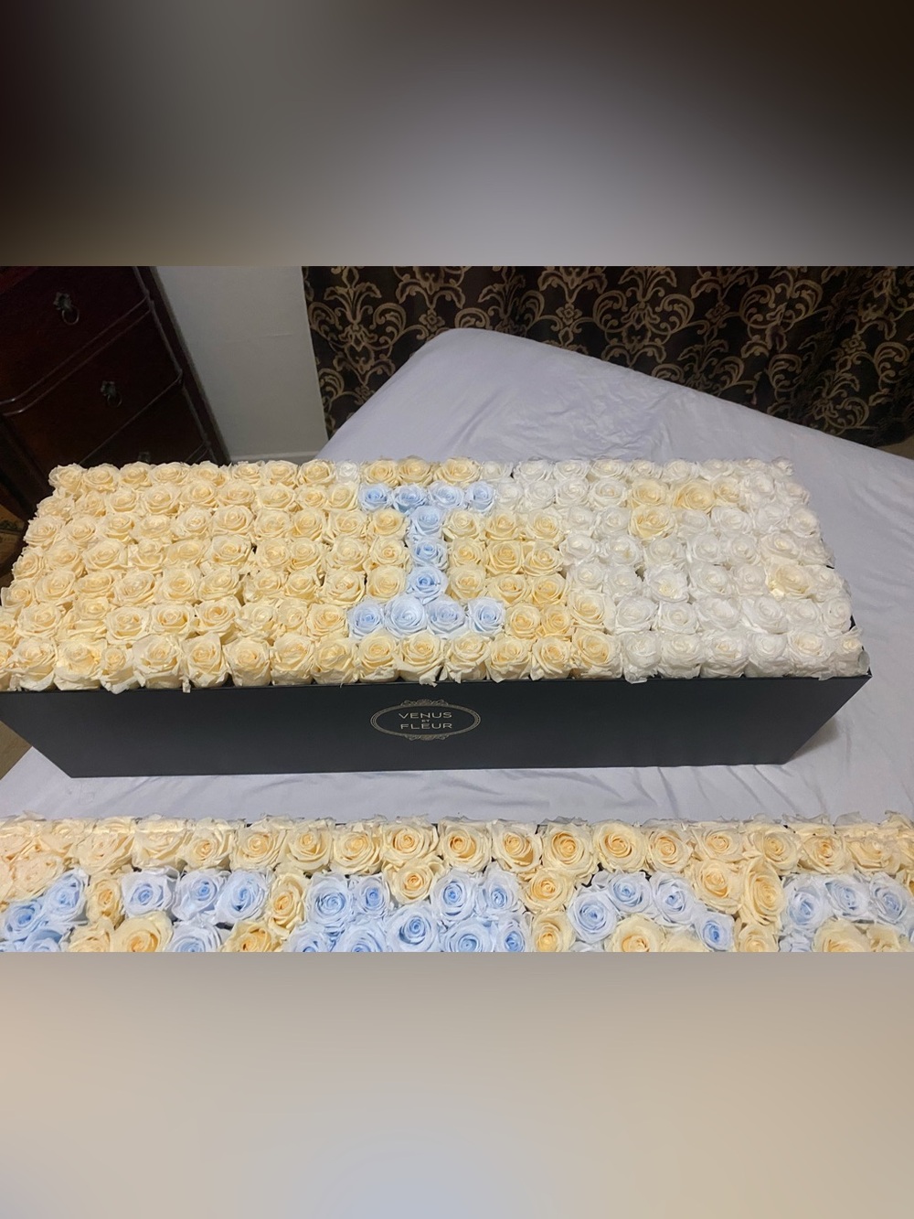 VENUS ET FLEUR :
Luxury Cream and Light Blue Preserved Rose Box by